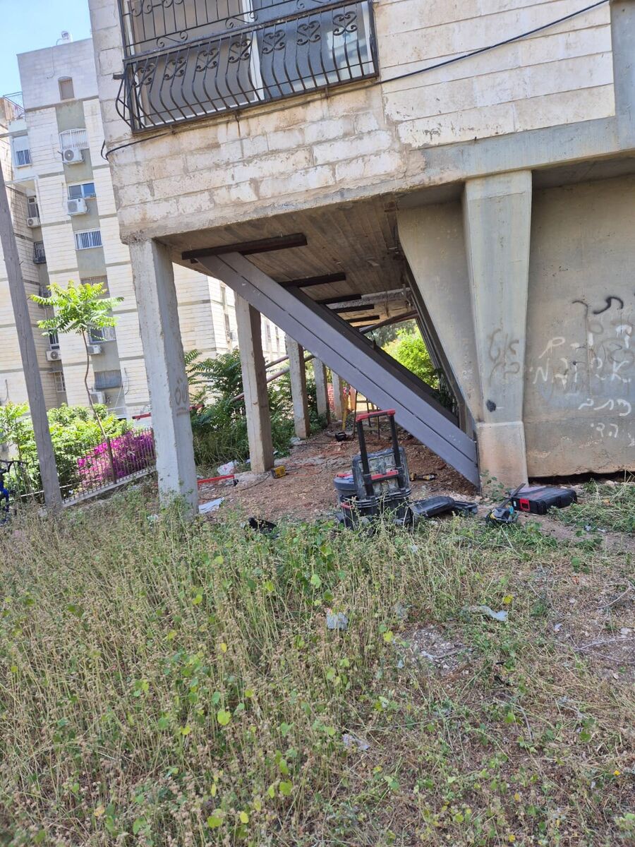 זוג אלכסוני פלדה המחברים בין מרפסת לעמודי בטון