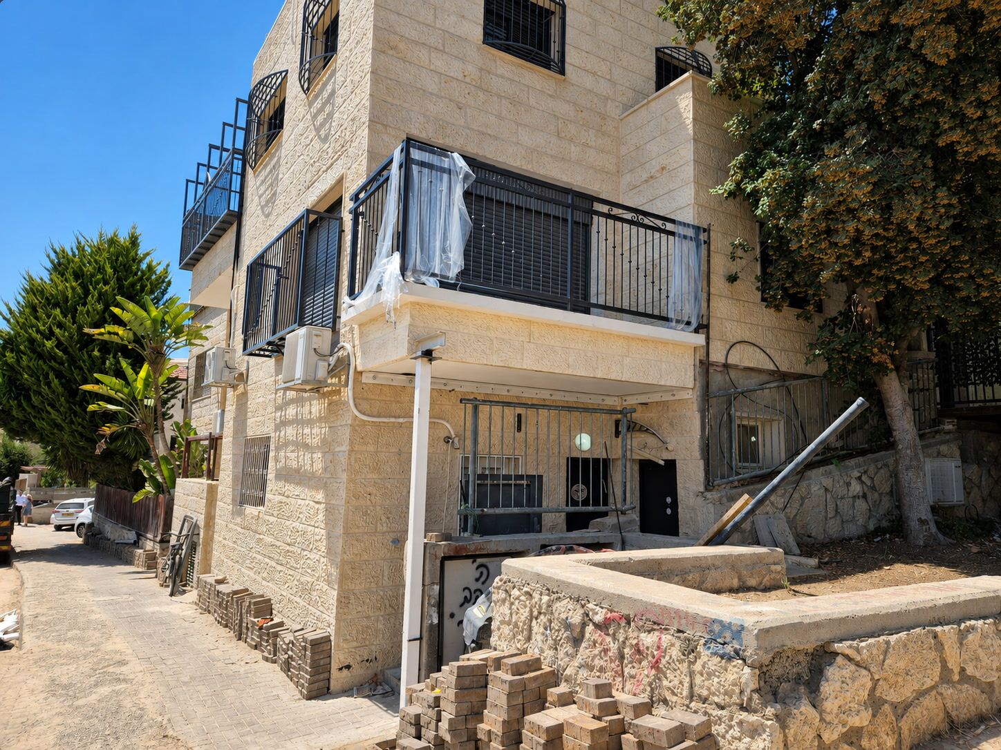 מרפסת פלדה מחופה המותקנת בחזית בית